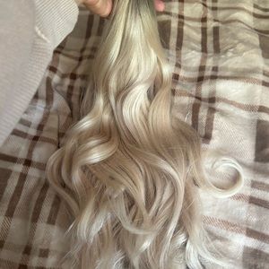 Blonde rooted bellami hair extensions. 20” blonde clip in extensions.